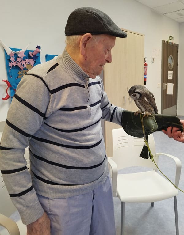 Residente sostiene a un buho
