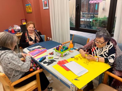 Residentes preparan parte de sus disfraces de Carnaval