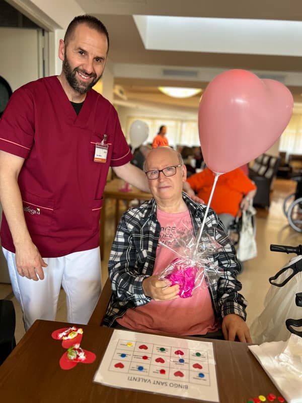 Otra residente junto a su regalo que incluye un globo