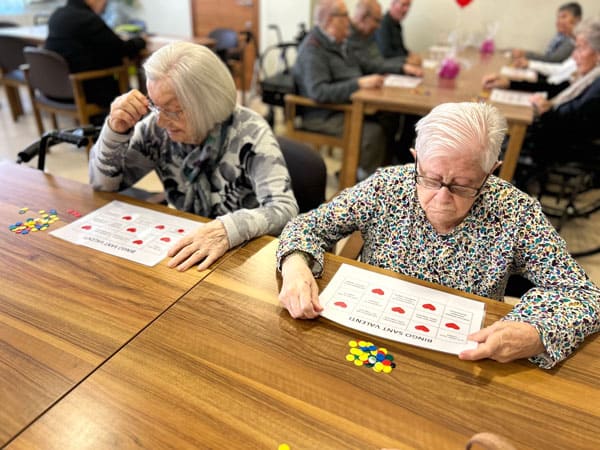 Residentes concentradas marcando los números salientes