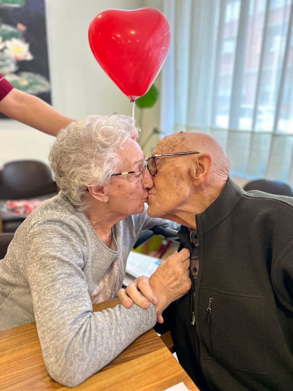 Dos residentes se dan un beso para celebrar San Valentín