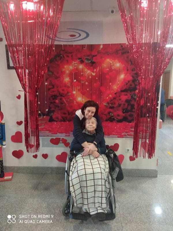 Una familiar abraza a una residente del centro