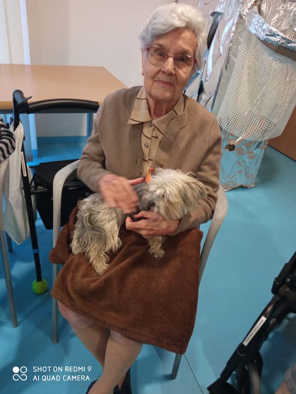 Los residentes de Torrejón-Edalia disfrutan de las jornadas de terapia con animales