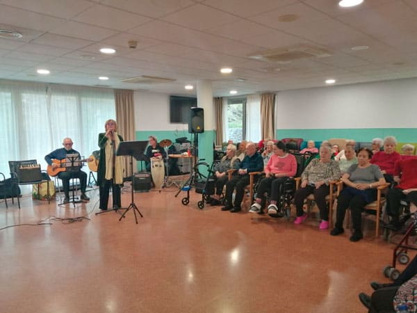 Actuación musical del grupo Can Seixanta