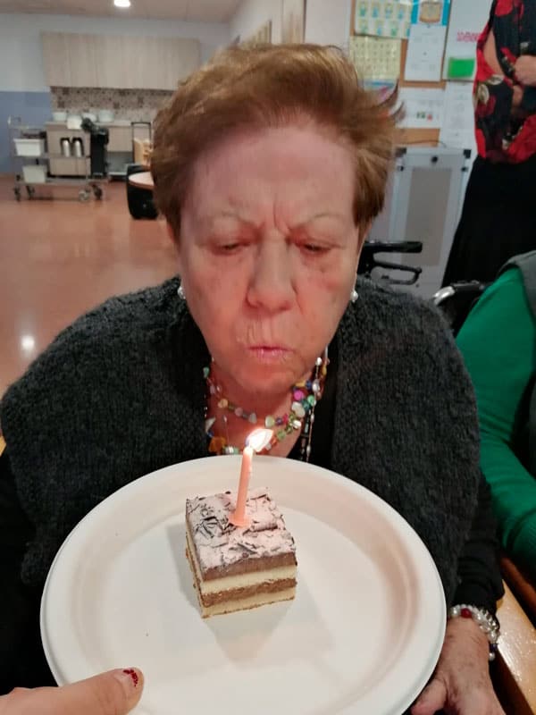 Una residente sopla las velas de su cumpleaños