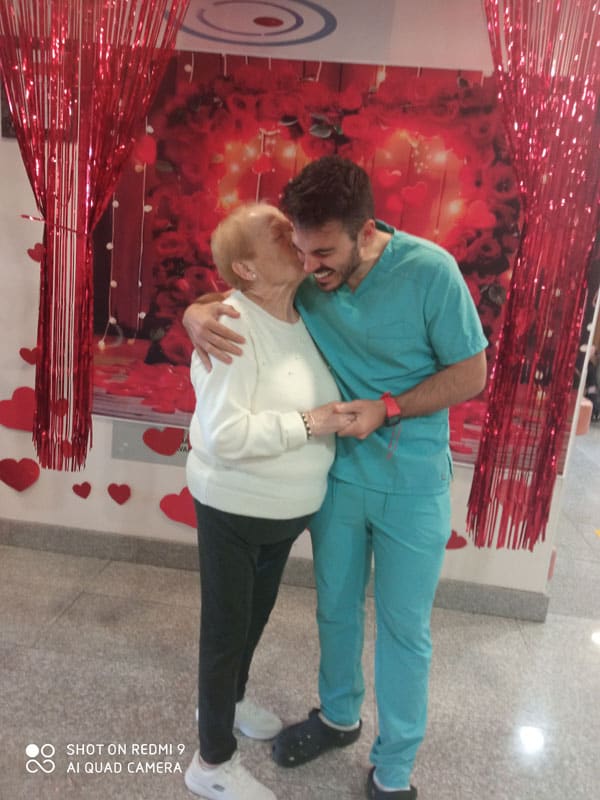 Una residente da un beso a un auxiliar el día de San Valentín