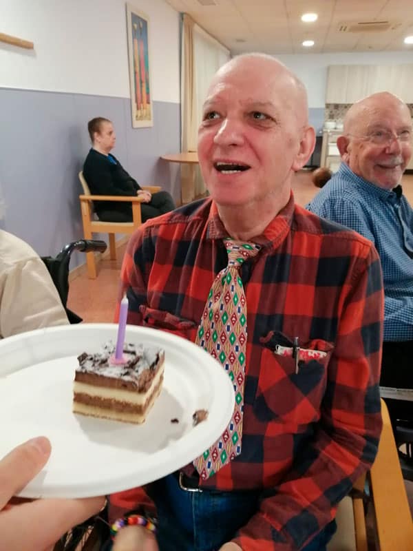 Un cumpleañero feliz con su pastel de sumpleaños