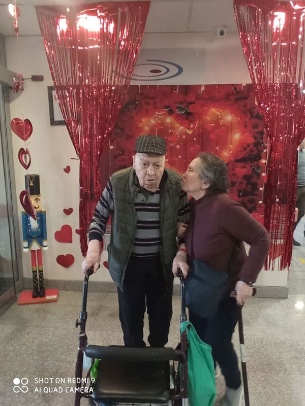 Residentes posan en el photocall de San Valentín