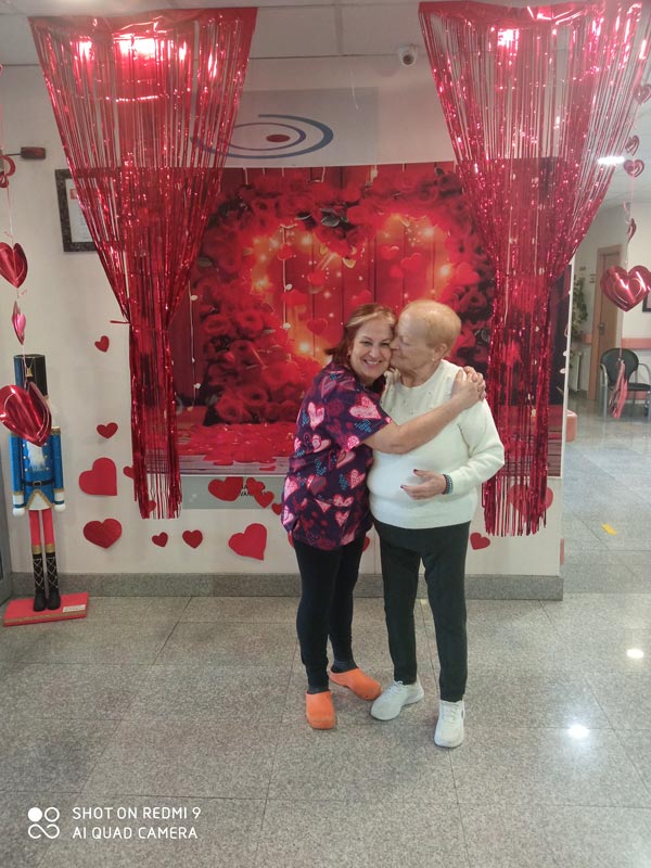 Una auxiliar abraza a una residente en el día de San Valentín