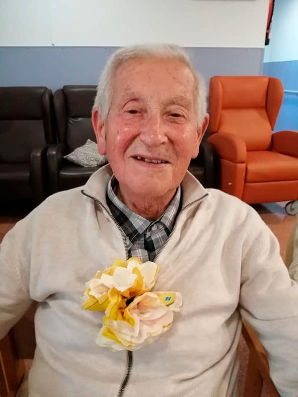 Un cumpleañero con su rosa