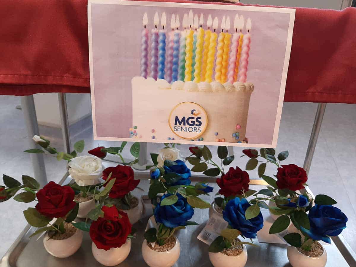 Detalles florales preparados para los cumpleañeros