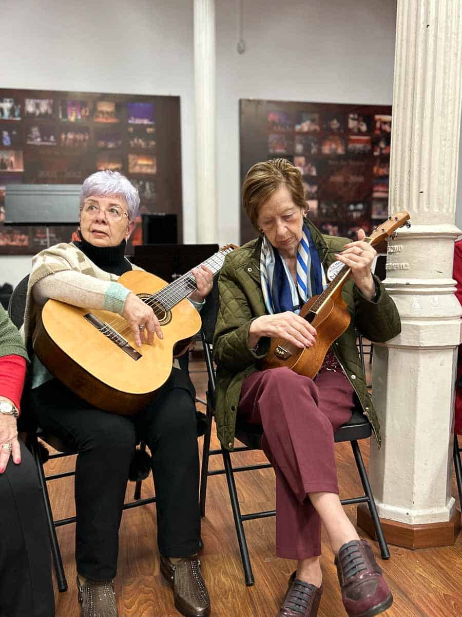 Dos residentes tocan la guitarra