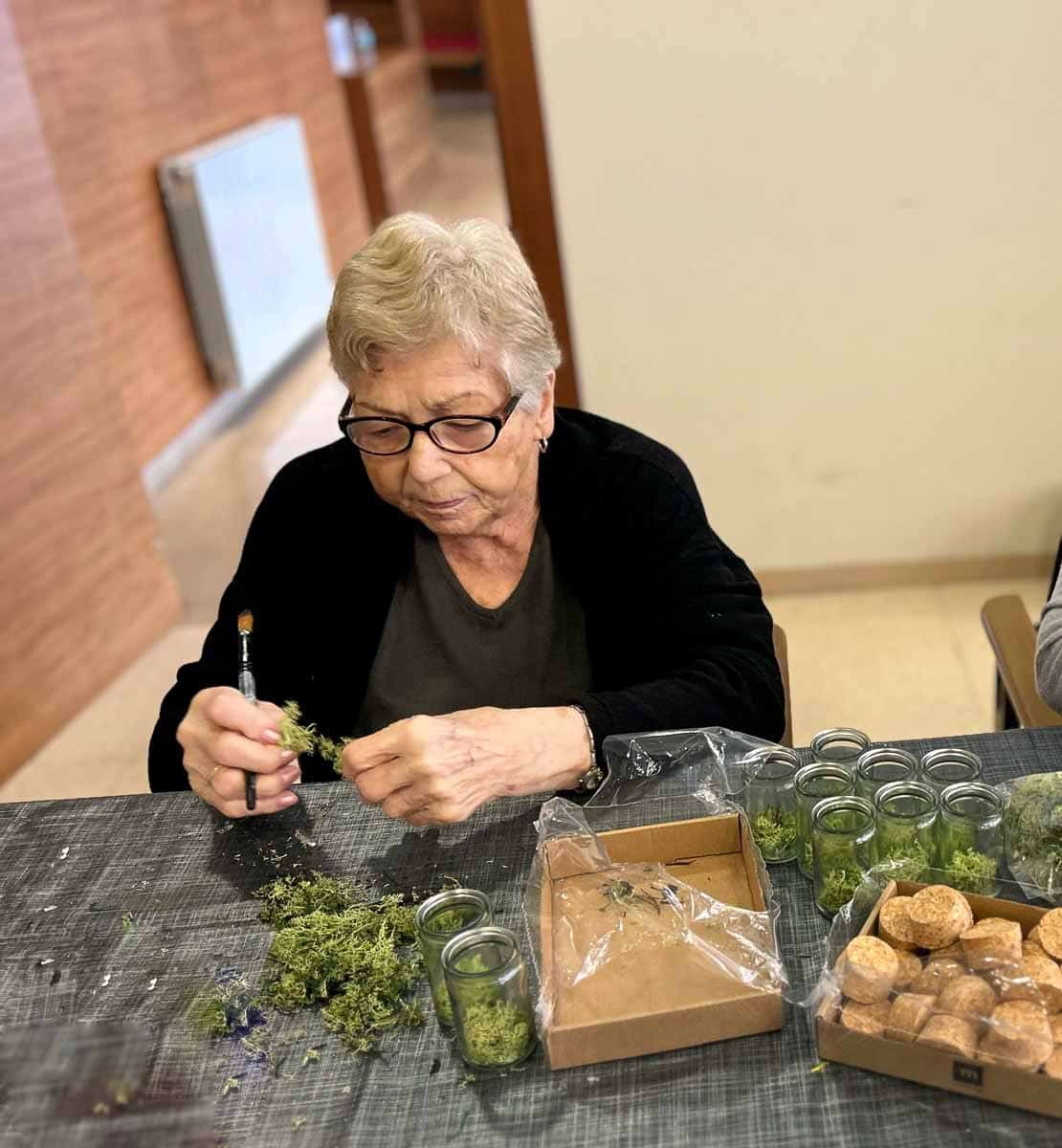 Elaboración de manualidades por Sant Jordi