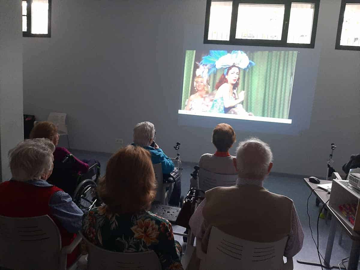 En la residencia las sesiones de cine se realizan en una sala con proyector
