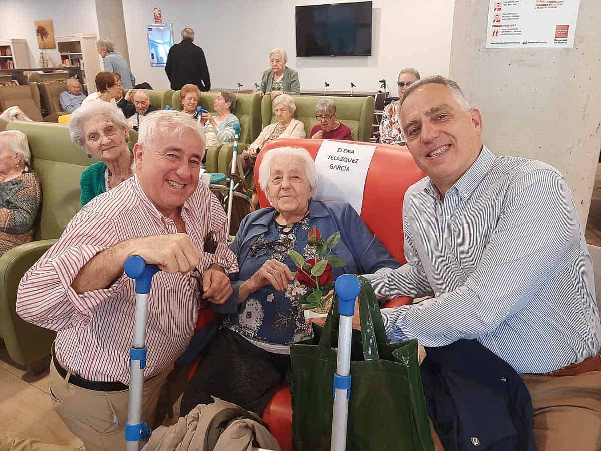 Familiares acompañan a una residente el día de su cumpleaños