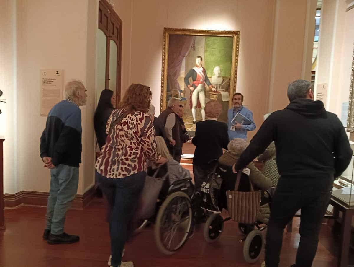 Grupo de residentes admira una obra del museo naval