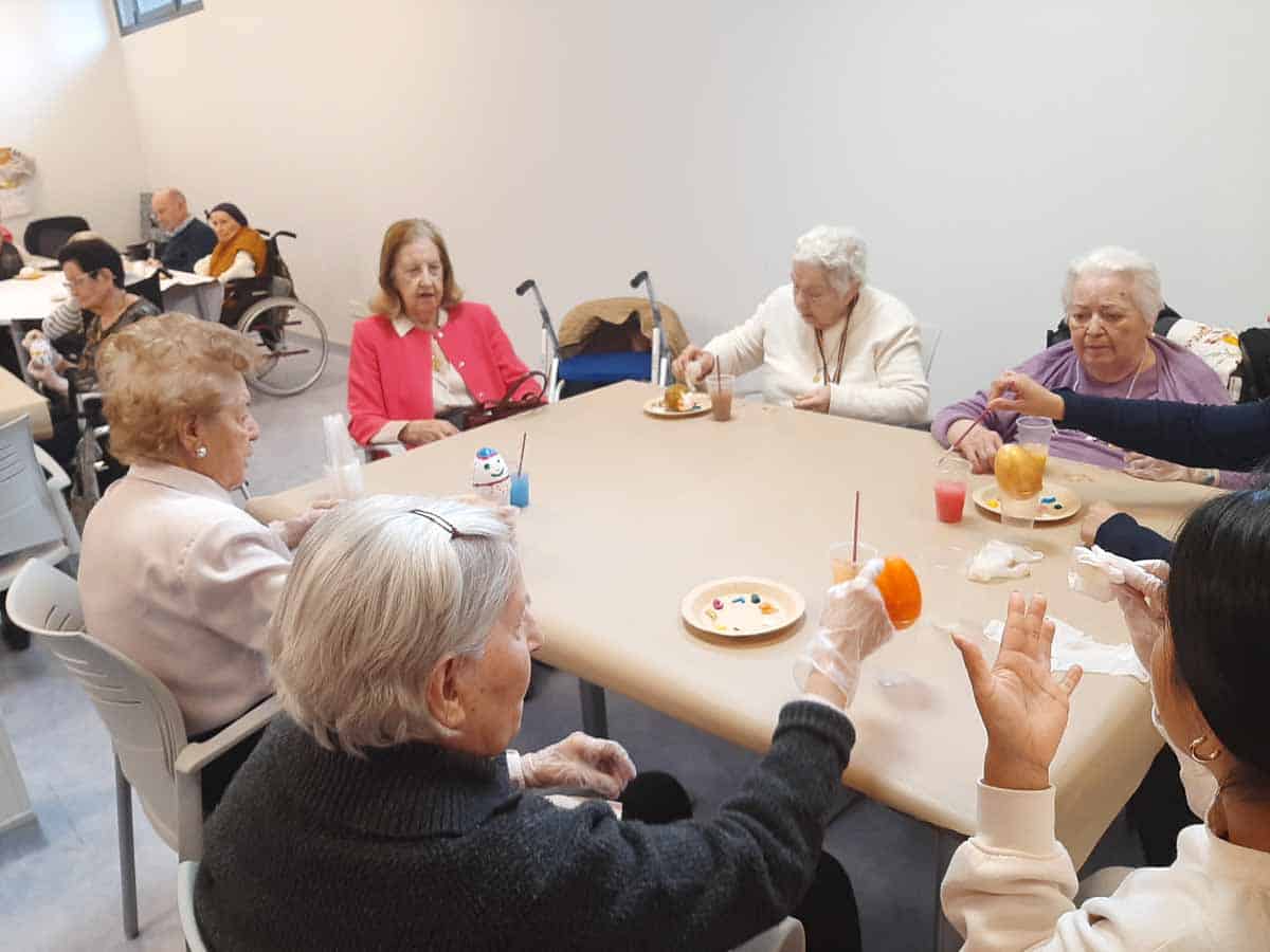 Grupo de residentes pinta sus huevos de pascua
