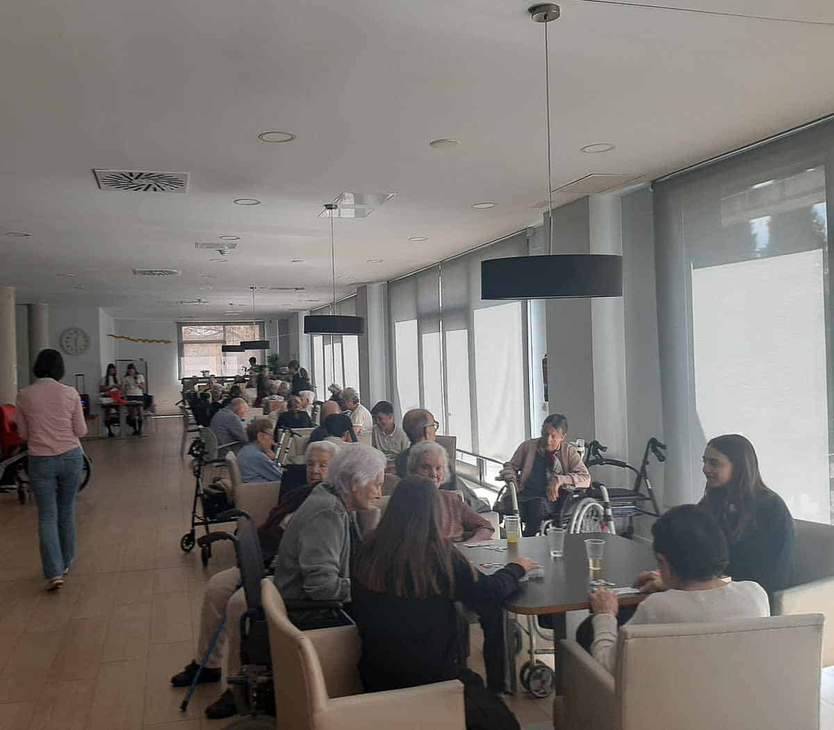 Imagen del comedor de la residencia mientras se realiza el bingo intergeneracional