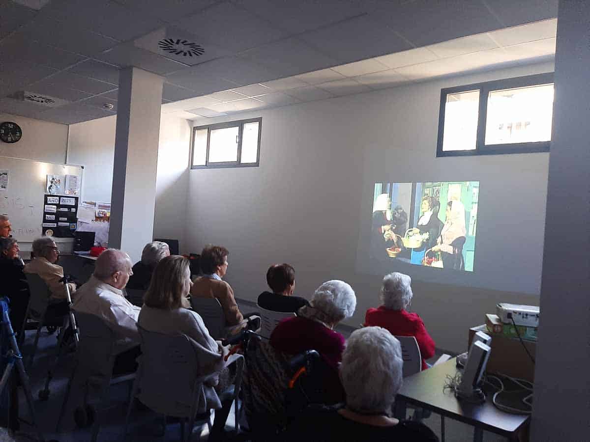 Los residentes atentos mientras se emite la película
