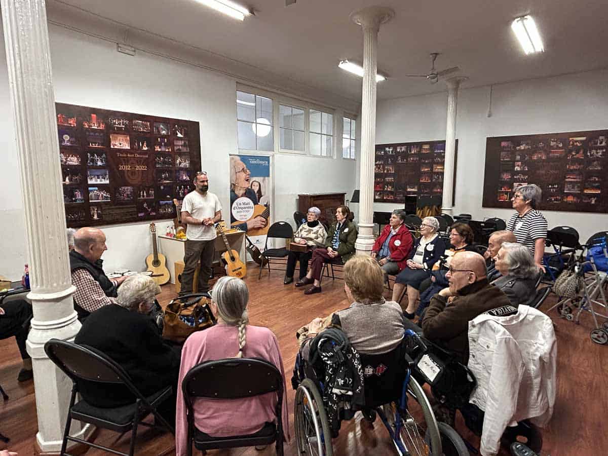 Los residentes escuchan atentamente durante la visita a la Orquesta Sinfónica del Vallès