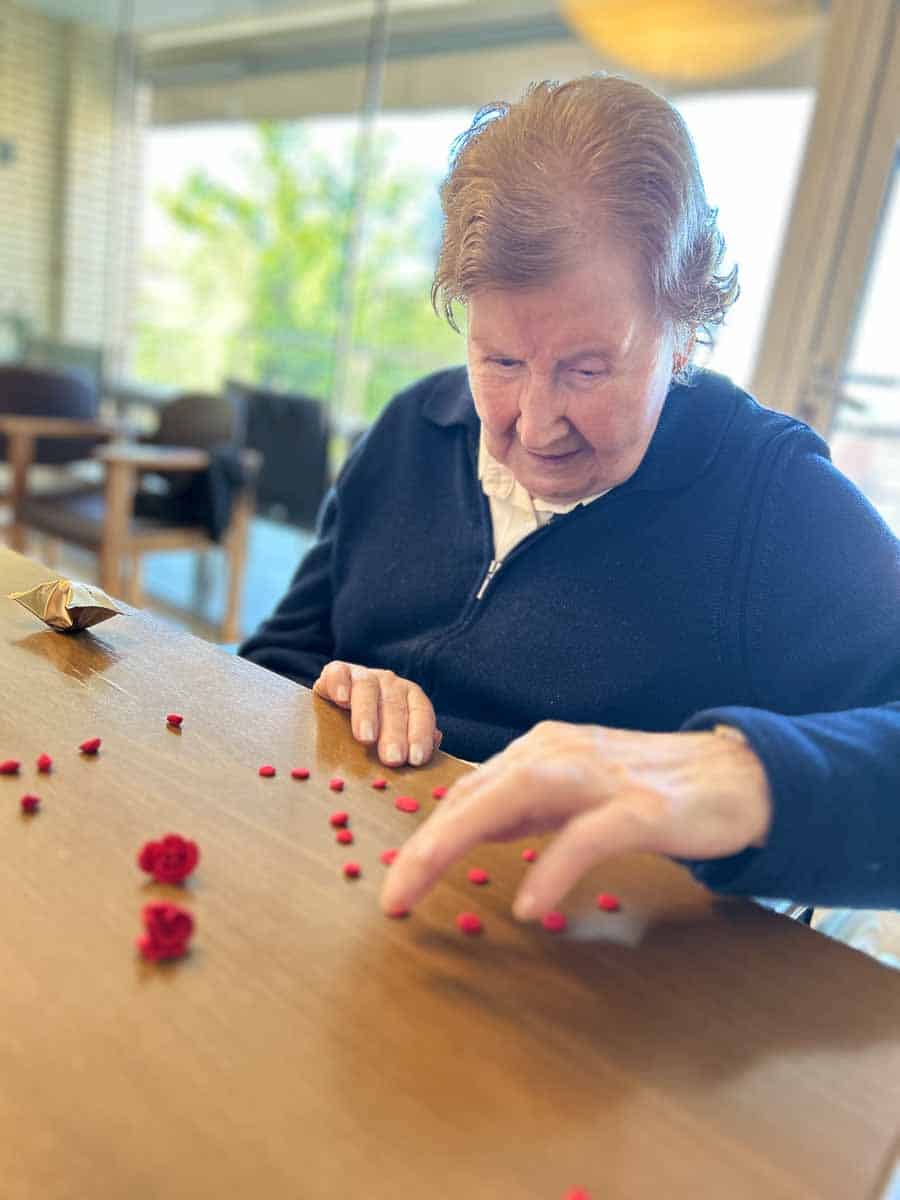 Otra residente prepara las rosas como manualidad con plastelina