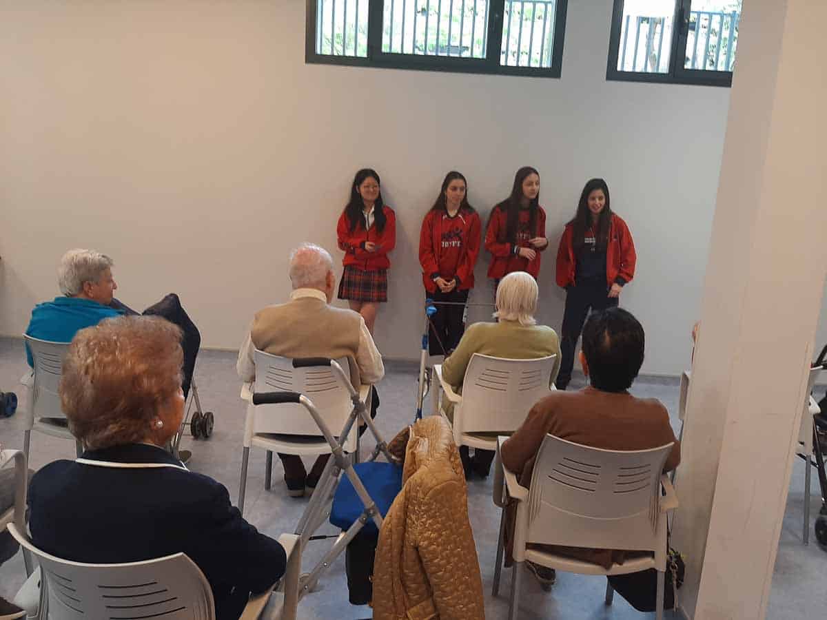 Otro grupo de alumnos del Colegio Joyfe junto a residentes