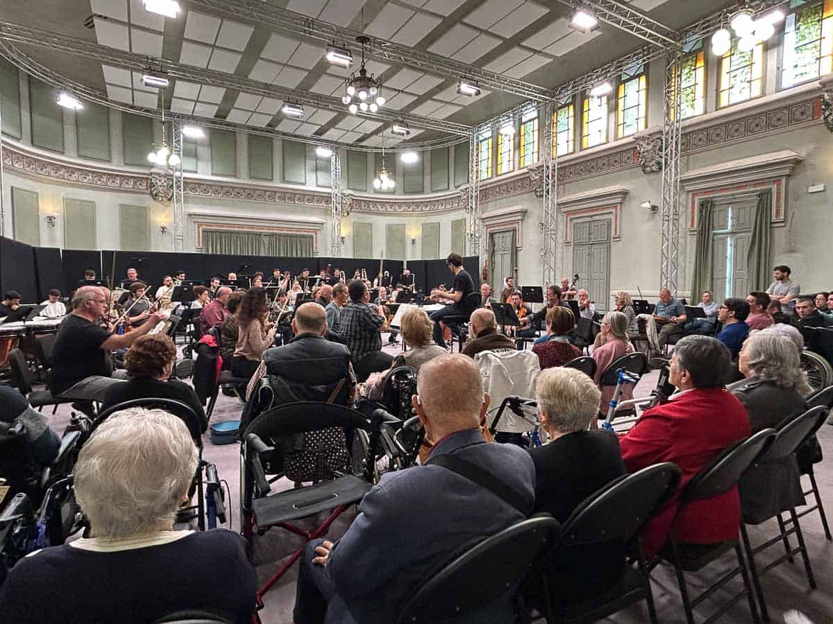 Plano de asistentes atentos a la actuación de la Orquesta Sinfónica del Vallès