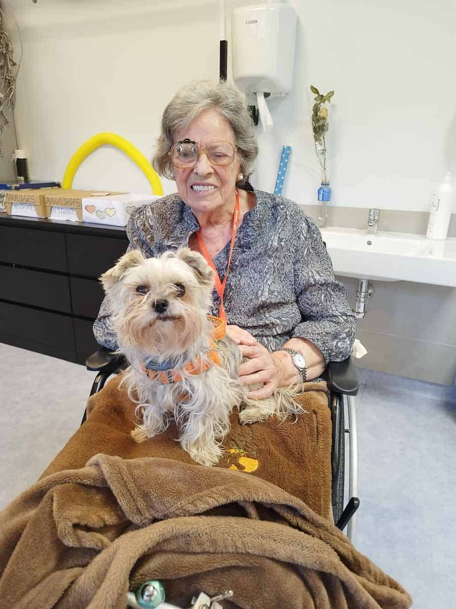 Residente junto a un perro de terapia