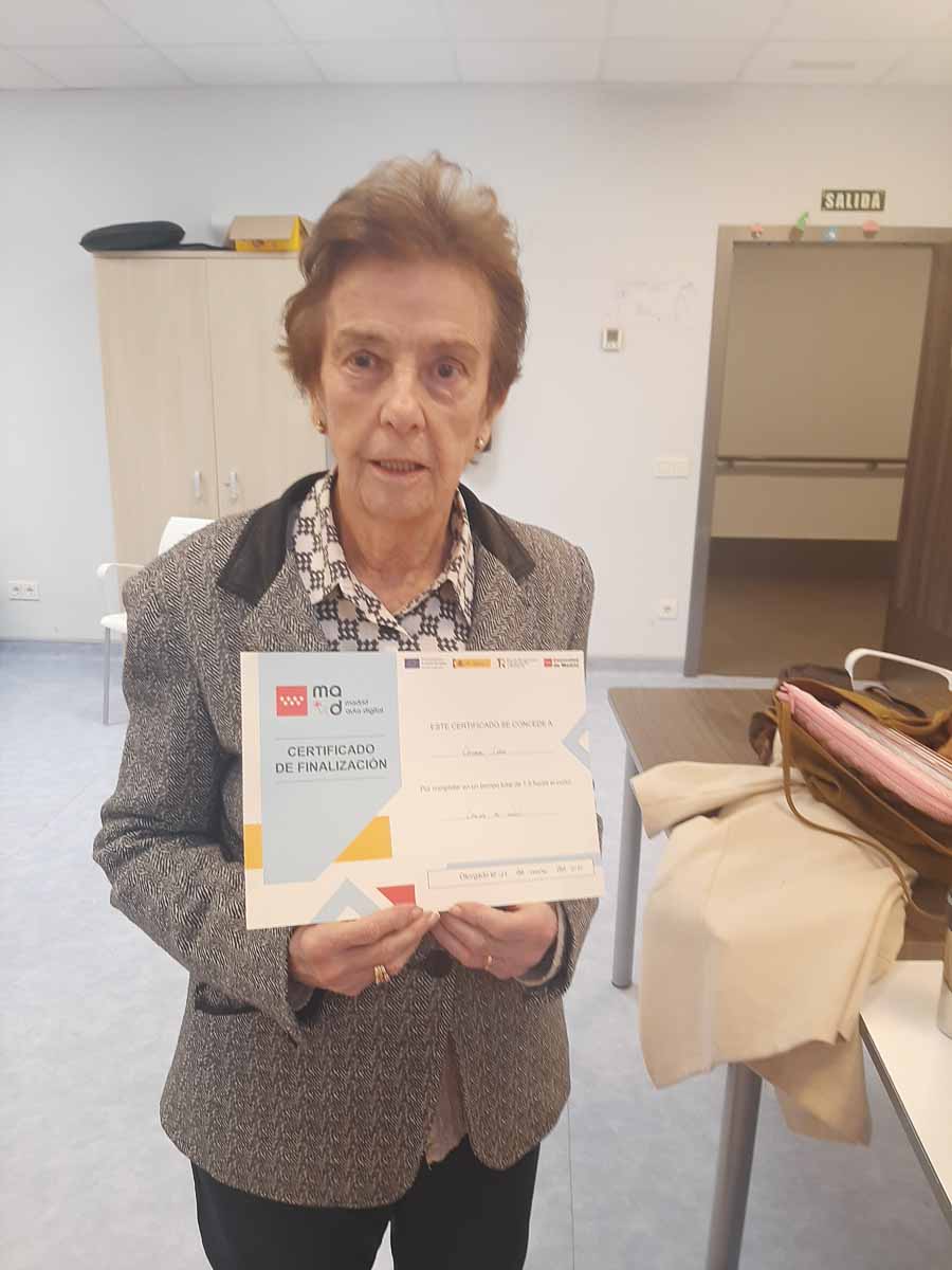 Residente junto al certificado que le acredita como receptora del curso Conoce tu movil