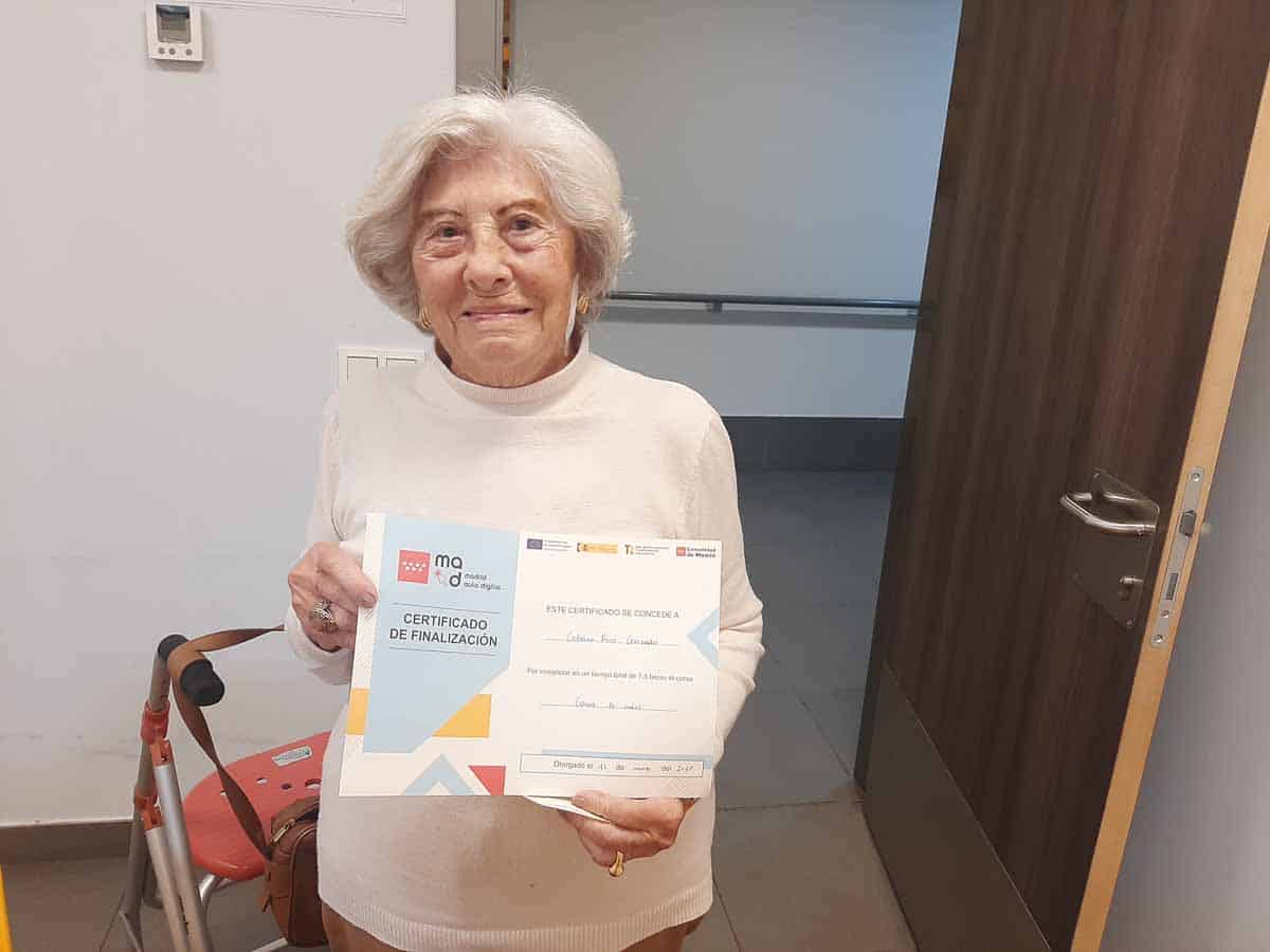 Residente posa con su certificado del curso