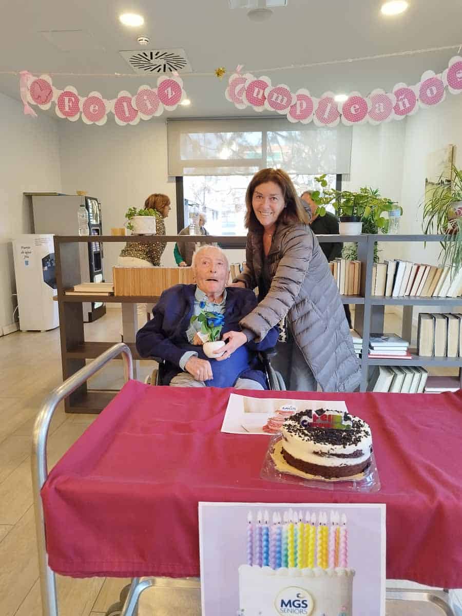Residente recibe su tarta de cumpleaños