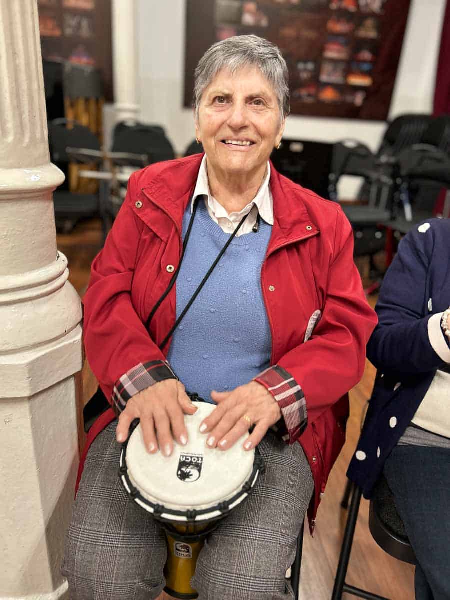 Residente toca el tambor