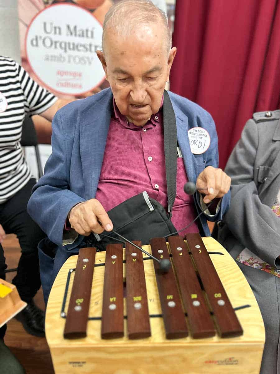 Residente toca el xilófono