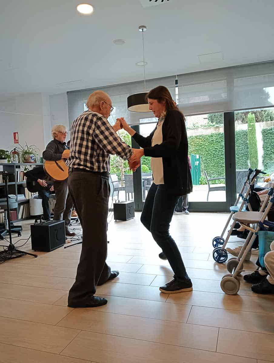 Residente y familiar bailan juntos