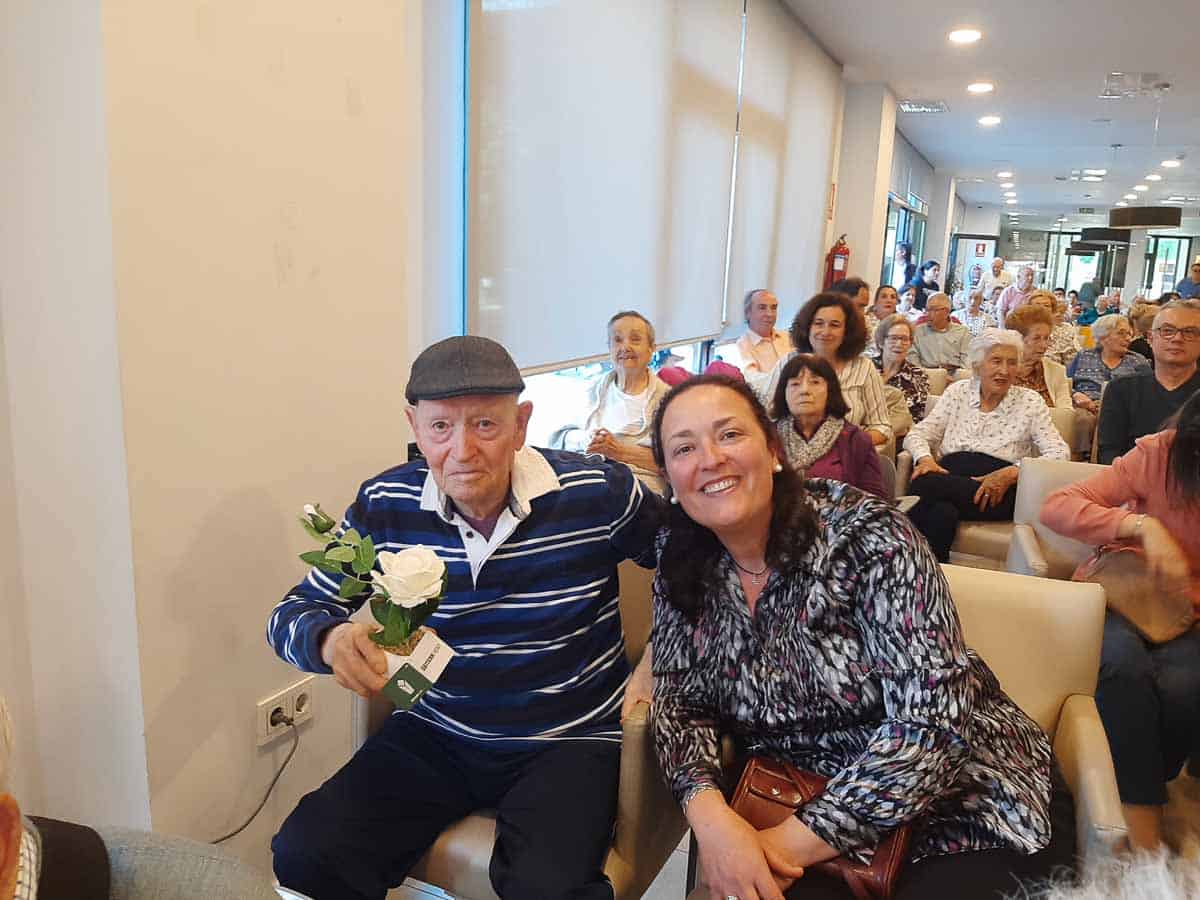 Residente y familiar sonrien a la cámara