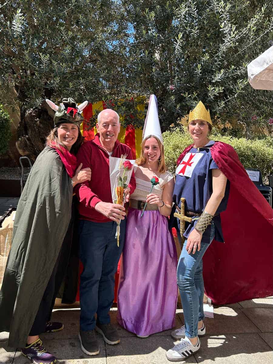 Residentes con su rosa el día de Sant Jordi
