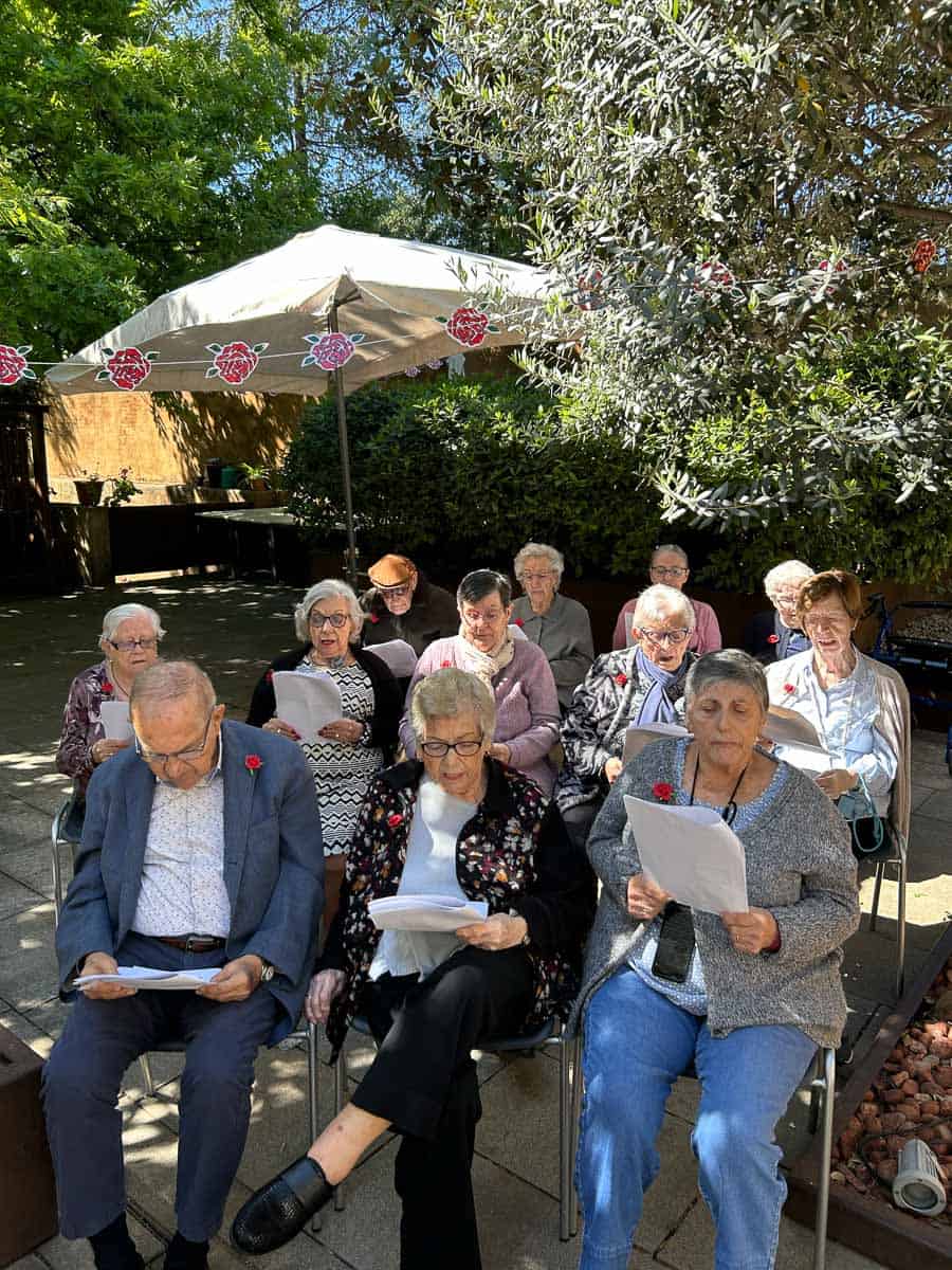 Residentes leen poemas en voz alta en el patio