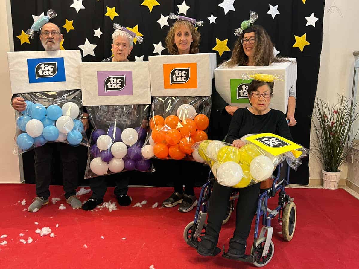 Residentes vestidos de caramelos Tic Tac por Carnaval