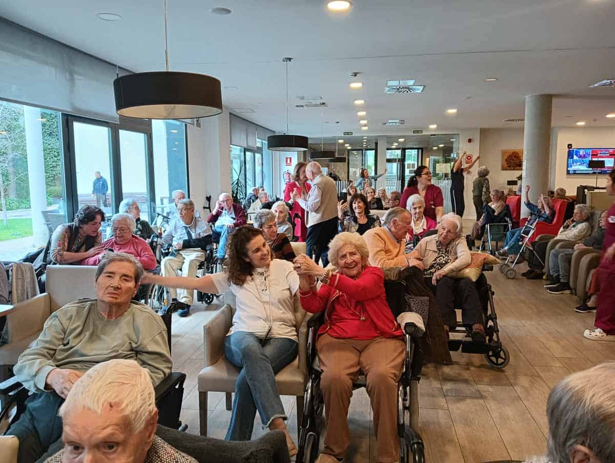 Residentes y familiares durante un concierto