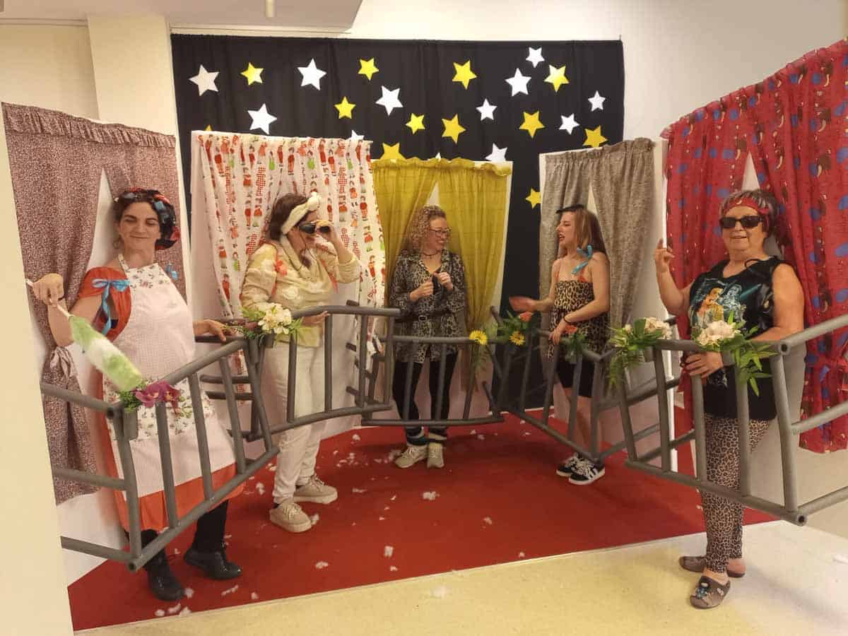 Residentes y trabajadoras vestidas de Carnaval