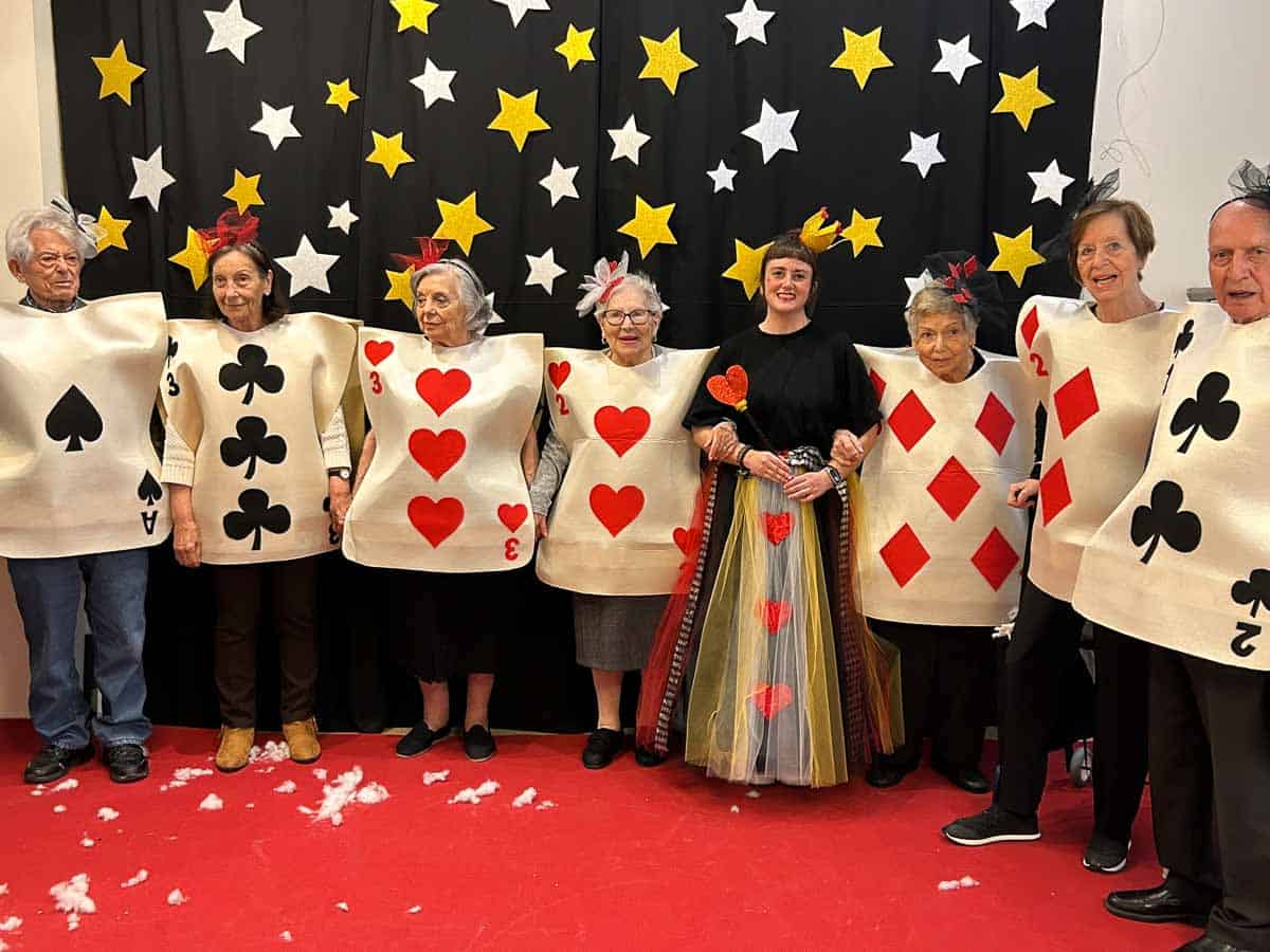 Residentes y trabajadores vestidos de Alicia en el Pais de las Maravillas por Carnaval