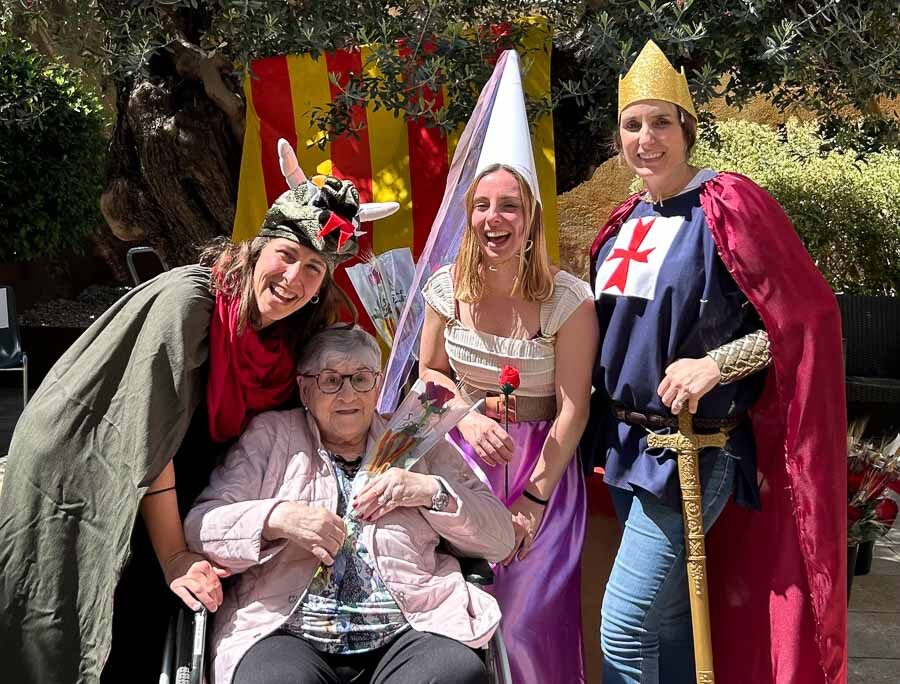 Trabajadores y residentes disfrazados por Sant Jordi