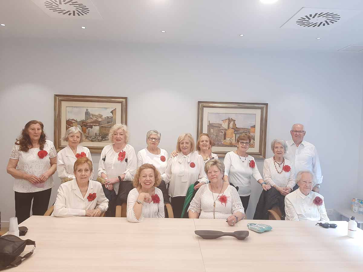 Un grupo de mujeres posa para celebrar el día de la mujer