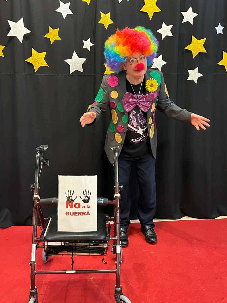 Un residente disfrazado de payaso