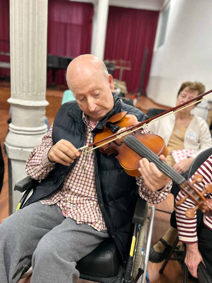 Un residente toca el violín