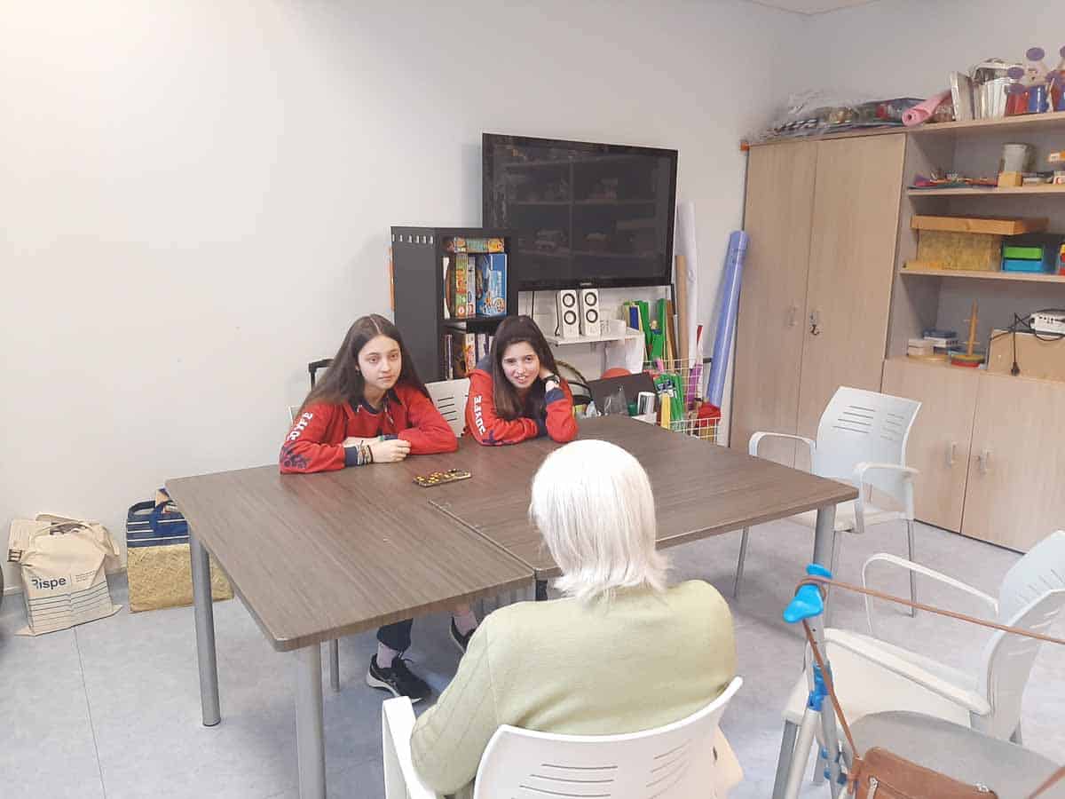 Una residente y varias alumnas del colegio joyfe intercambian opiniones