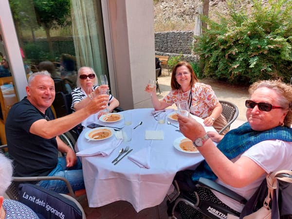 Residentes brindan durante la paella familiar