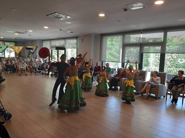 Actuación de sevillanas de Vista de los bailarienes de Actuación de la escuela de danza Tersicore