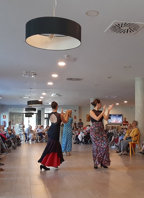 Baile de sevillanas profesionales de Actuación de sevillanas de Vista de los bailarienes de Actuación de la escuela de danza Tersicore