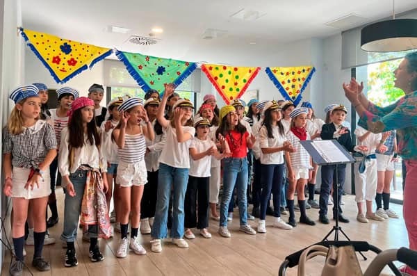 Los alumnos del coro del C.H.A. felices durante su actuación